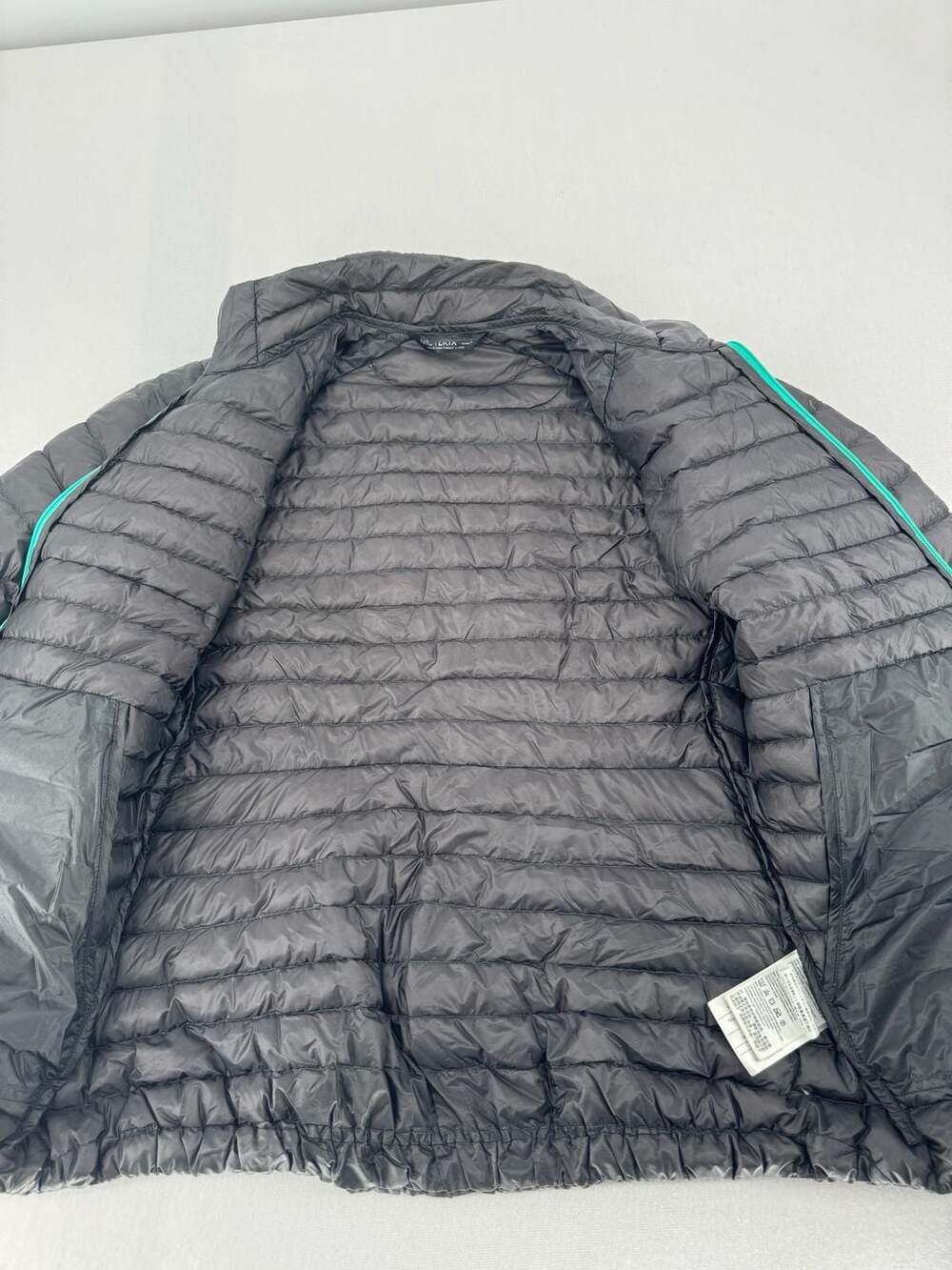 Arc'teryx Women's Quilted Full Zip Puffer Jacket Black with Teal Zippers - Picture 9 of 10